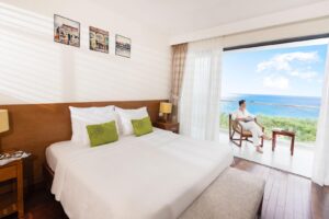 Bãi biển riêng trong xanh và cát trắng tại Cam Ranh Riviera Beach Resort & Spa